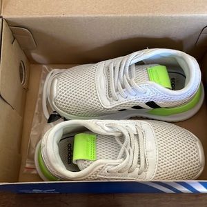 Adidas toddler boys white tennis shoes 7k